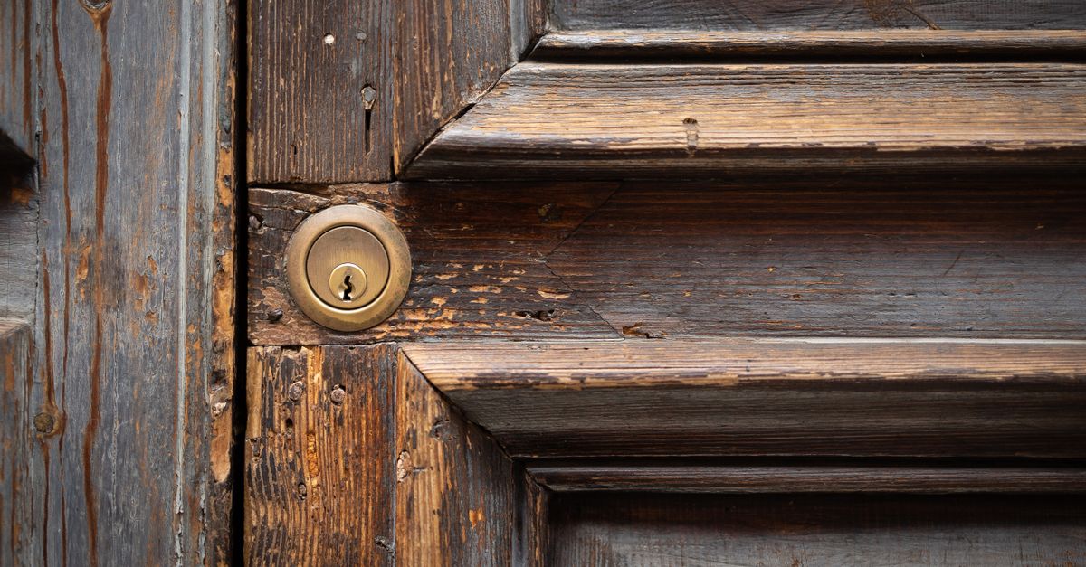 Do Locksmiths Charge Per Hour or Per Job? How Sarasota Pricing Works — Sarasota Pro Locksmith